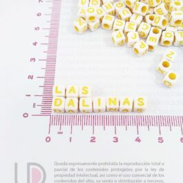 100 Cuentas Cubos 5mm Fondo Blanco Letras Doradas A