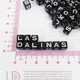 100 Cuentas Cubos 7mm Fondo Negro Letras Blancas B
